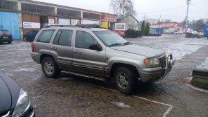 jeep grand cherokee w kolejce do wymiany oleju